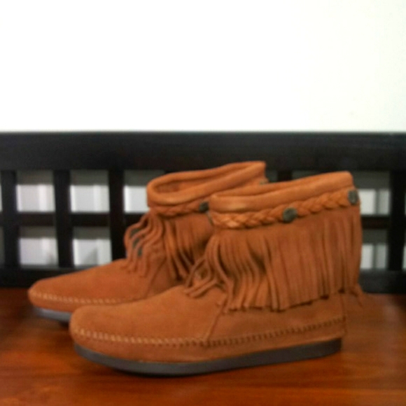 Minnetonka Hi Top Back Zip Boot - Picture 3 of 4